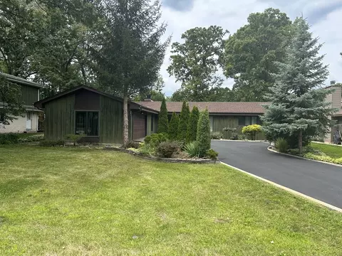 114 S Iroquois Trl, Wood Dale, IL 60191