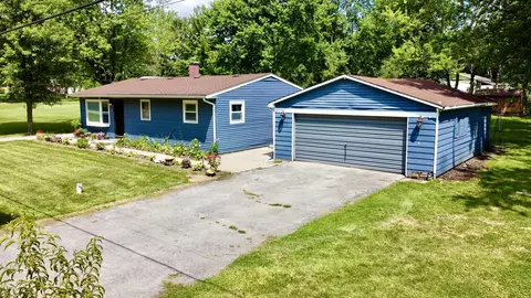 3348 E Red Oak Ln, Crete, IL 60417