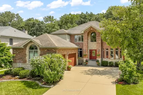 9013 Darien Woods Ct, Darien, IL 60561