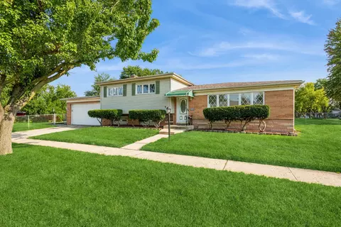 113 W Plymouth St, Villa Park, IL 60181