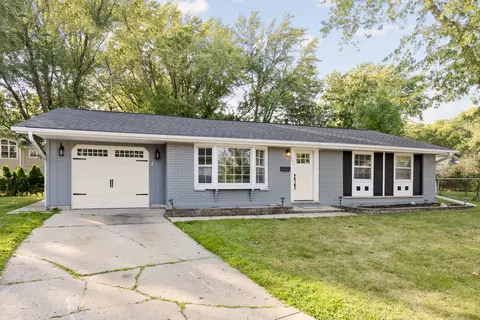 902 Santuit Ct, Schaumburg, IL 60194