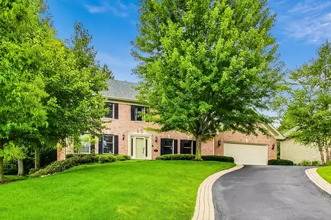 2472 Emerald Ln, Lindenhurst, IL 60046