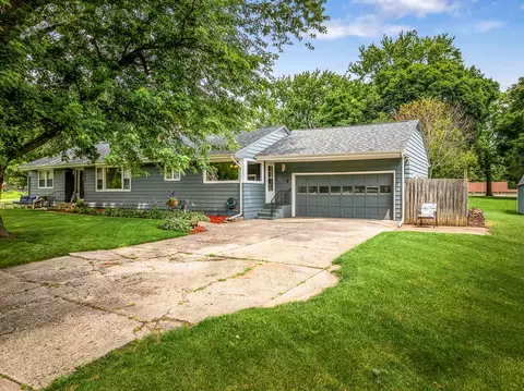 302 E Cunningham St, Winnebago, IL 61088 photo 2