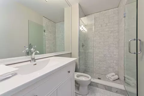 Bath - 100 E Bellevue Pl #8B, Chicago, IL 60611 photo 1 of 3