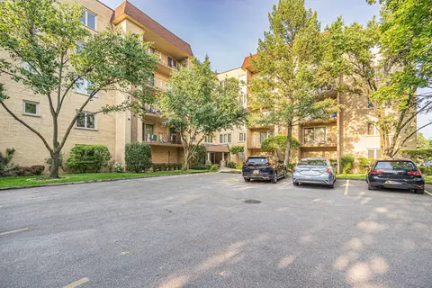 6430 W Belle Plaine Ave #207, Chicago, IL 60634