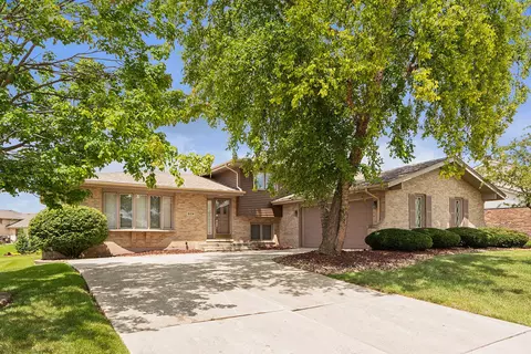8124 Compton Rd, Woodridge, IL 60517