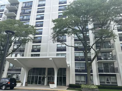 9001 W Golf Rd #5G, Des Plaines, IL 60016