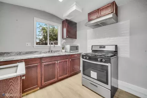 Kitchen - 9280 Dee Rd, Des Plaines, IL 60016 photo 4 of 5