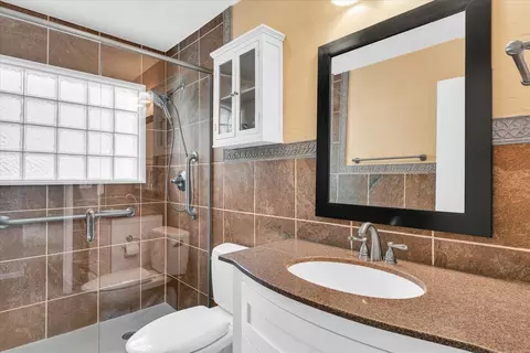 Bath - 716 Dover Pl, Champaign, IL 61820 photo 1 of 2