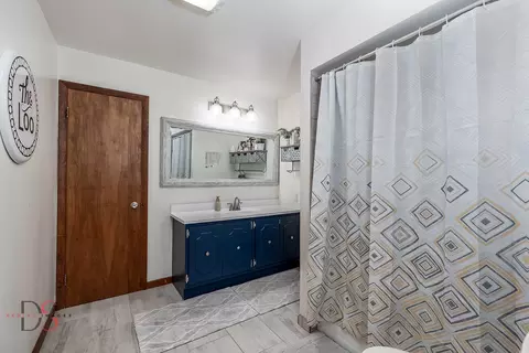 Bath - 120 Oak St, Seneca, IL 61360 photo 1 of 2
