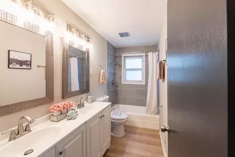 Bath - 3201 Maple Ln, Hazel Crest, IL 60429 photo 1 of 2