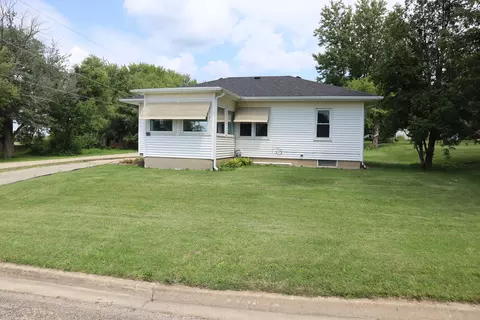 208 4th St, Walnut, IL 61376