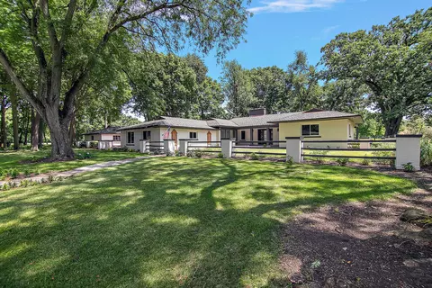 8 Chatham Cir, Kankakee, IL 60901 photo 2