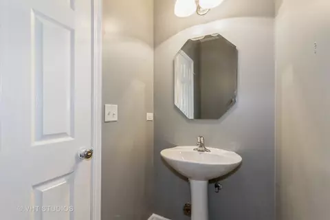 Bath - 3868 Munson St, Plano, IL 60545 photo 1 of 3