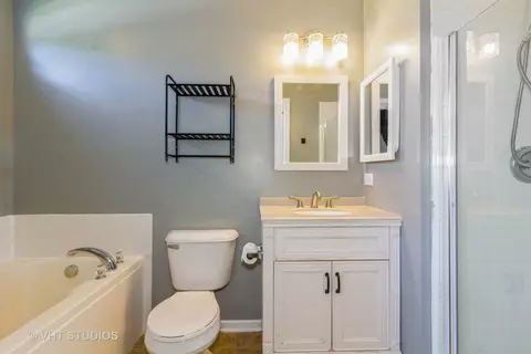 Bath - 3868 Munson St, Plano, IL 60545 photo 2 of 3