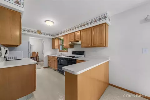 Kitchen - 426 James Ct, Algonquin, IL 60102 photo 3 of 3