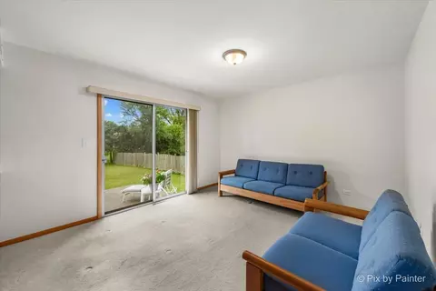 Living - 426 James Ct, Algonquin, IL 60102 photo 4 of 5