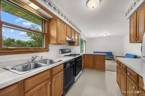 Kitchen - 426 James Ct, Algonquin, IL 60102 photo 1 of 3