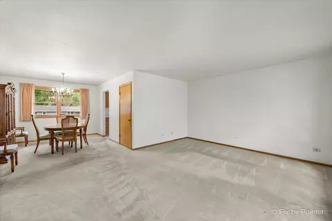 Living - 426 James Ct, Algonquin, IL 60102 photo 2 of 5