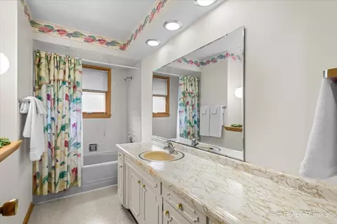 Bath - 426 James Ct, Algonquin, IL 60102 photo 2 of 3