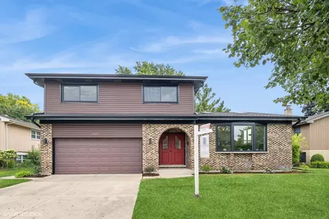 1825 E Crabtree Dr, Arlington Heights, IL 60004