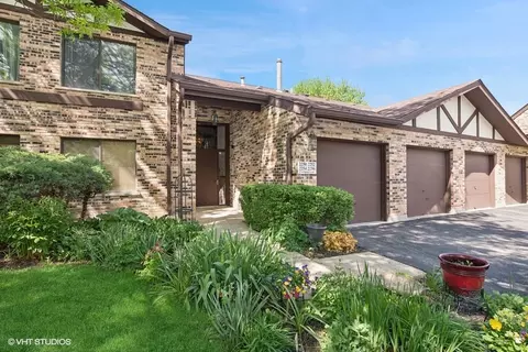 2252 Christian Ln #1D, Lisle, IL 60532