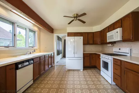 1675 Pebble Beach Dr, Hoffman Estates, IL 60169 photo 6