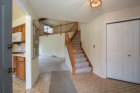 1675 Pebble Beach Dr, Hoffman Estates, IL 60169 photo 3