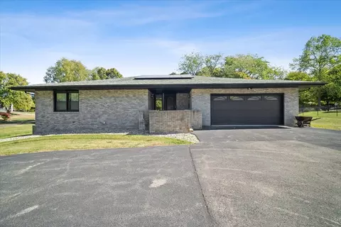 14211 Jessica Ct, Bloomington, IL 61705