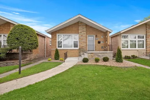 8749 S Cornell Ave, Chicago, IL 60617