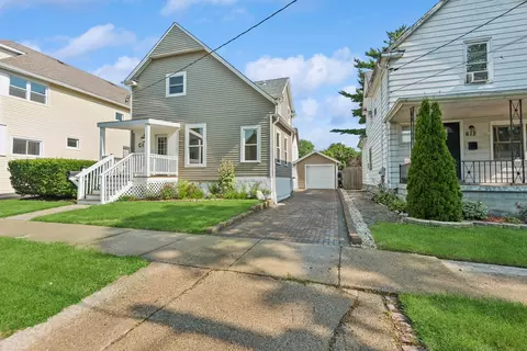 616 Bluff St, Waukegan, IL 60085