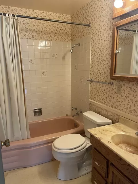 Bath - 1185 W Vanmeter St, Kankakee, IL 60901 photo 2 of 2
