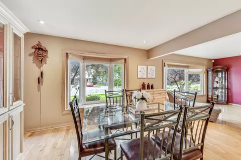 Dining - 325 Bellaire Ave, Des Plaines, IL 60016 photo 2 of 3