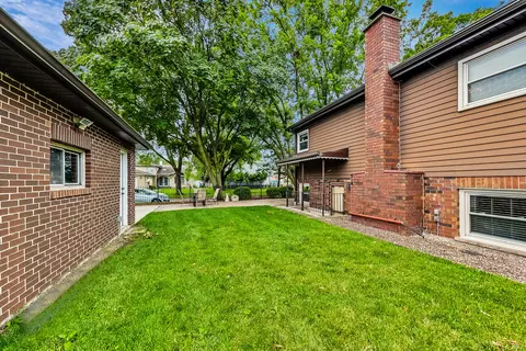 Exterior - 325 Bellaire Ave, Des Plaines, IL 60016 photo 6 of 8