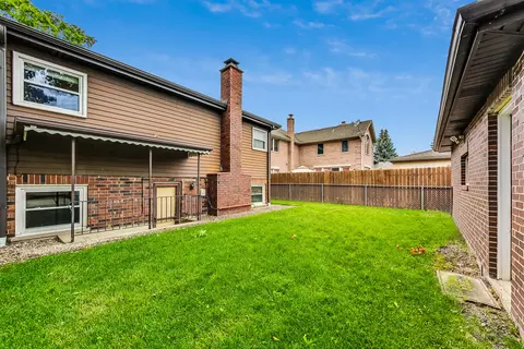 Exterior - 325 Bellaire Ave, Des Plaines, IL 60016 photo 5 of 8