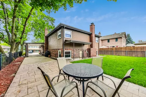Exterior - 325 Bellaire Ave, Des Plaines, IL 60016 photo 4 of 8