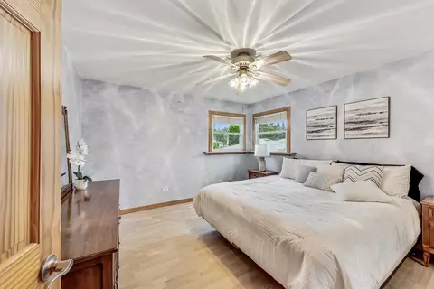Bedroom - 325 Bellaire Ave, Des Plaines, IL 60016 photo 3 of 5