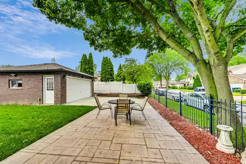 Exterior - 325 Bellaire Ave, Des Plaines, IL 60016 photo 2 of 8