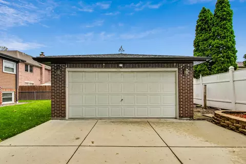 Exterior - 325 Bellaire Ave, Des Plaines, IL 60016 photo 8 of 8