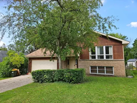 609 Seminole Trl, Lake In The Hills, IL 60156