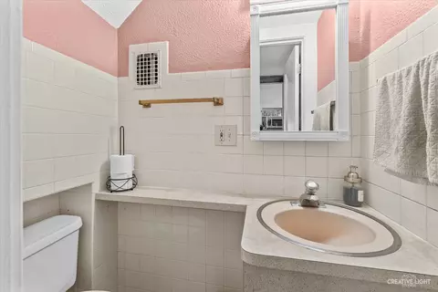 Bath - 749 Oak Ave, Aurora, IL 60506 photo 1 of 2