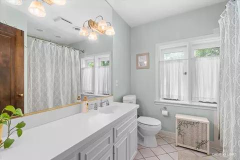 Bath - 749 Oak Ave, Aurora, IL 60506 photo 2 of 2