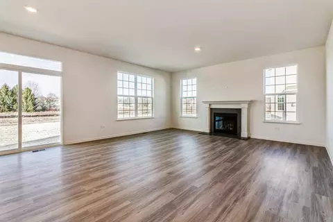 Living - 6907 Galway Dr, Mchenry, IL 60050 photo 4 of 5