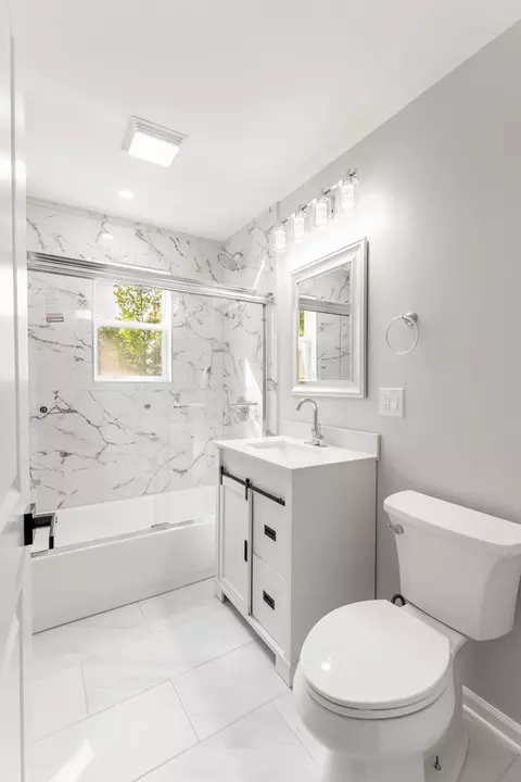 Bath - 4446 Idlewild Ln, Hillside, IL 60162 photo 2 of 5