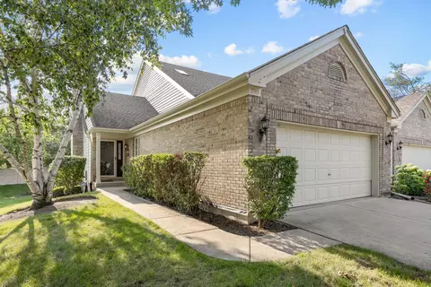 300 Pebble Beach Ln, Bartlett, IL 60103