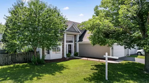 1060 Scarlet Oak Cir, Aurora, IL 60506