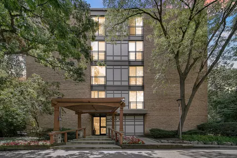 5820 Oakwood Dr #1D, Lisle, IL 60532