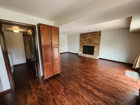 Living - 887 Braintree Ln, Bartlett, IL 60103 photo 2 of 2