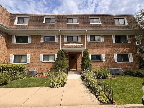4194 Cove Ln #A, Glenview, IL 60025