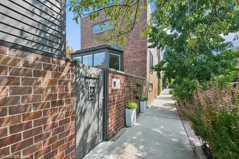 844 W Wisconsin St, Chicago, IL 60614